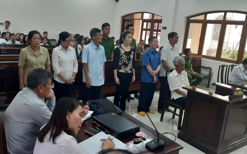 Các bị cáo tại phiên tòa, chiều 6-7.