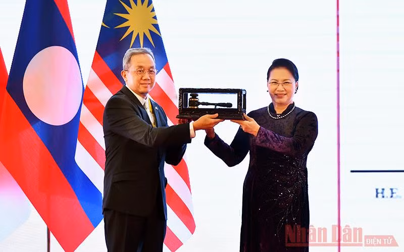 Chủ tịch Quốc hội Nguyễn Thị Kim Ngân, Chủ tịch AIPA 41 thực hiện nghi thức chuyển giao chức Chủ tịch AIPA cho Brunei Darussalam. Ảnh: DUY LINH