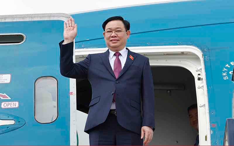 Chủ tịch Quốc hội Vương Đình Huệ đến sân bay quốc tế London Heathrow. (Ảnh: TTXVN)