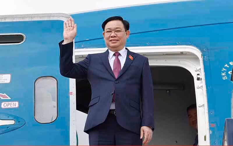 Chủ tịch Quốc hội Vương Đình Huệ đến sân bay quốc tế London Heathrow. (Ảnh: TTXVN)