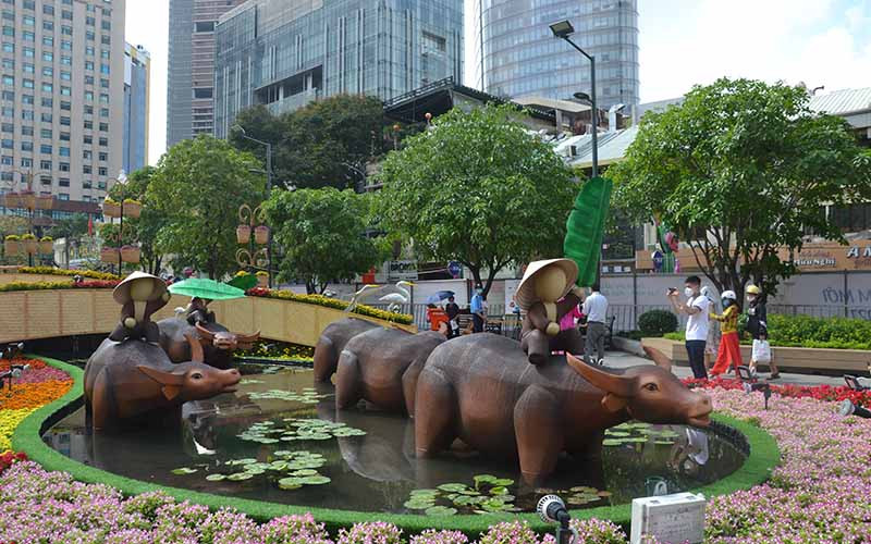 Đường hoa Nguyễn Huệ mở cửa thêm một ngày để phục vụ du khách.