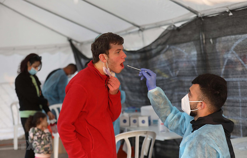 Nhân viên y tế lấy mẫu xét nghiệm Covid-19 cho người dân tại Modiin, Israel ngày 10/1. (Ảnh: THX/TTXVN)
