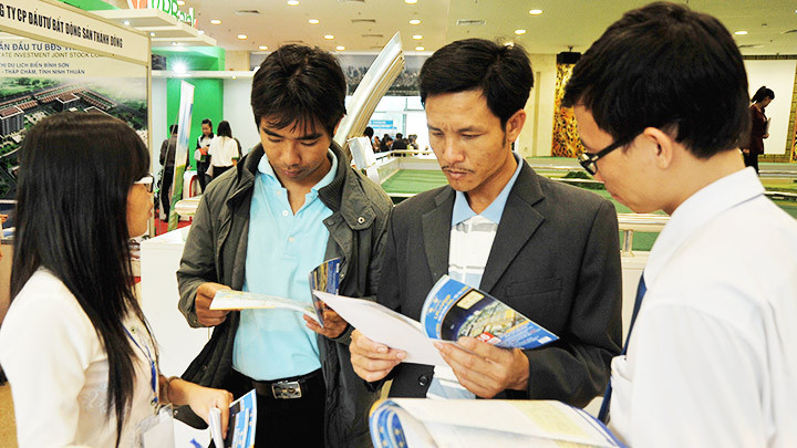 Nhà đầu tư cần cân nhắc kỹ rủi ro khi mua trái phiếu doanh nghiệp. Ảnh: SONG ANH