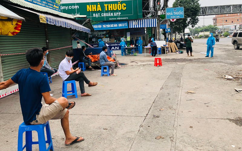 Lấy mẫu xét nghiệp SARS-CoV-2 cho người dân ở TP Biên Hòa, tỉnh Đồng Nai.