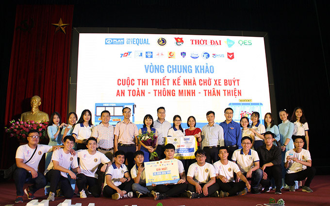 Đội 20 Plus UTC, Đại học Giao thông vận tải, nhận giải Nhất (Ảnh: Ban tổ chức).