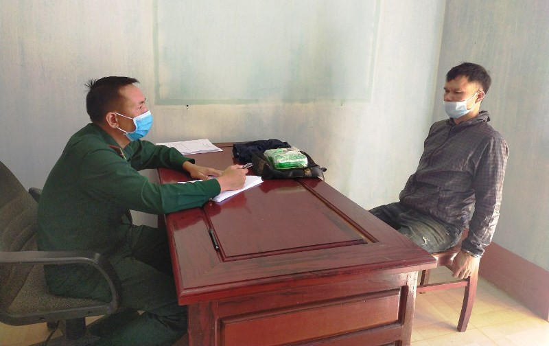 Đối tượng Hoàng Viết Vàng khai tên Nguyễn Văn Hùng khi bị lực lượng chức năng bắt giữ ngày 15-12.