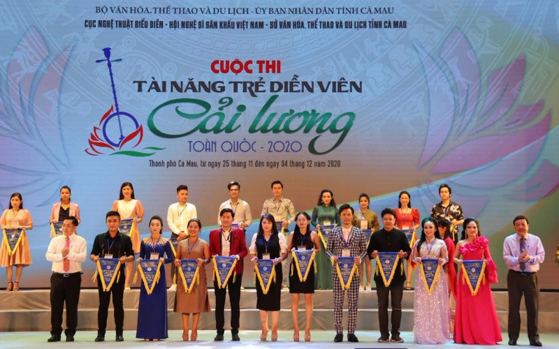 Đại diện Ban Tổ chức trao cờ lưu niệm cho những thí sinh dự thi. (Ảnh: Cục NTBD)