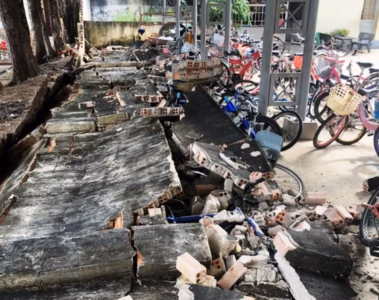 Hiện trường đoạn tường rào bị đổ sập.