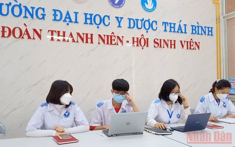Một kíp trực tư vấn chăm sóc F0 tại nhà của các bạn sinh viên trường Đại học Y Dược Thái Bình.