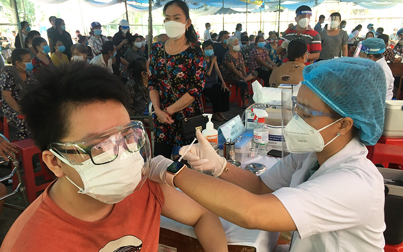 Tỉnh Bến Tre tập trung tiêm vaccine phòng Covid-19 cho người dân.