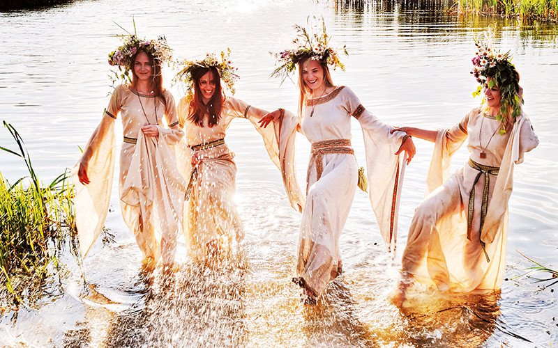 Lễ hội Ivan Kupala mùa hạ, là dịp để các cô gái thả những vòng hoa tự tết xuống những dòng suối đi tìm “một nửa” của mình (Ảnh từ internet).