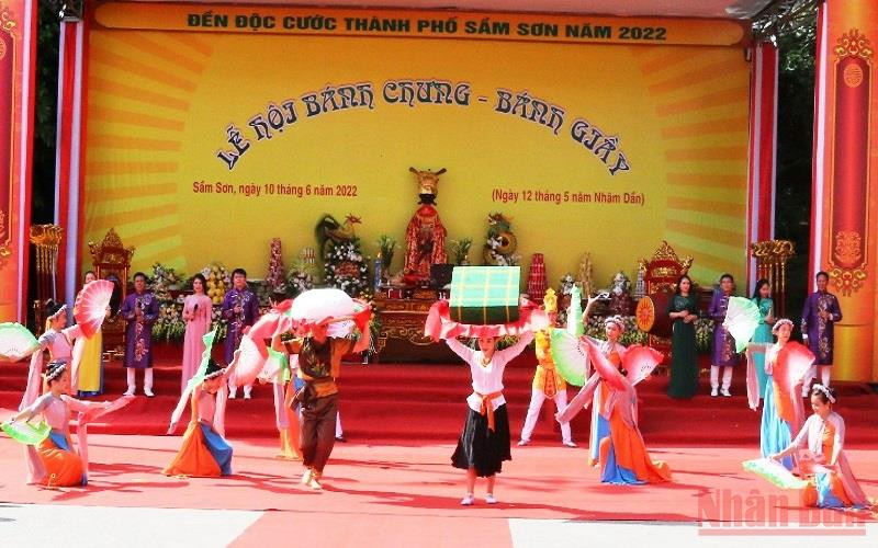 Một cảnh trong chương trình nghệ thuật tái hiện sự tích bánh chưng, bánh giầy.