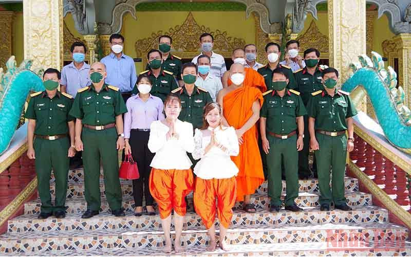 Đoàn công tác chụp ảnh lưu niệm với các vị sư sãi và Ban Quản trị chùa Som Rom, phường 5, thành phố Sóc Trăng.