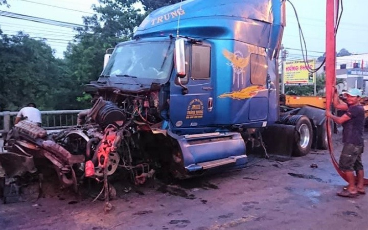 Chiếc xe container bị hư hỏng nặng.