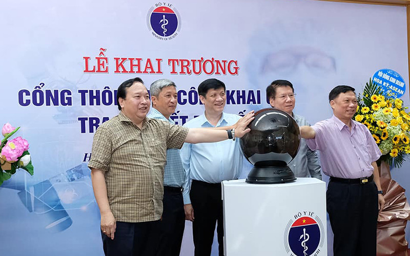 Các đại biểu ấn nút khai trương Cổng thông tin công khai giá trang thiết bị y tế.