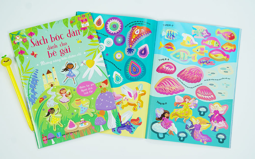 Bộ sách bóc dán dành cho bé gái. (Ảnh: Đinh Tị Books)