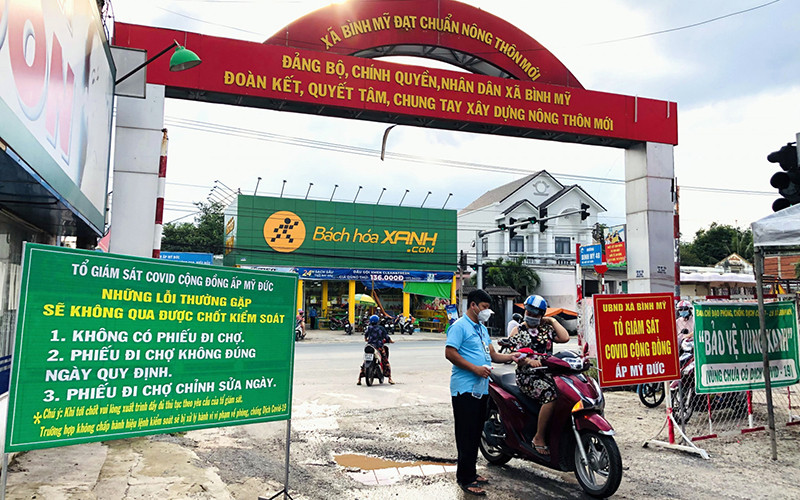 Tổ Covid cộng đồng ấp Mỹ Đức, xã Bình Mỹ, huyện Bắc Tân Uyên (Bình Dương) tham gia kiểm soát phòng, chống dịch bệnh. Ảnh: HƯNG PHƯỚC