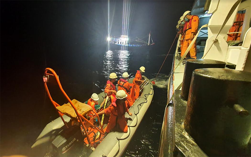 Thuyền viên được đưa về bờ an toàn.