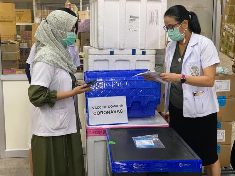 Nhân viên y tế Phuket tiếp nhận lô vaccine Covid-19 đầu tiên. (Ảnh: Phuketnews)