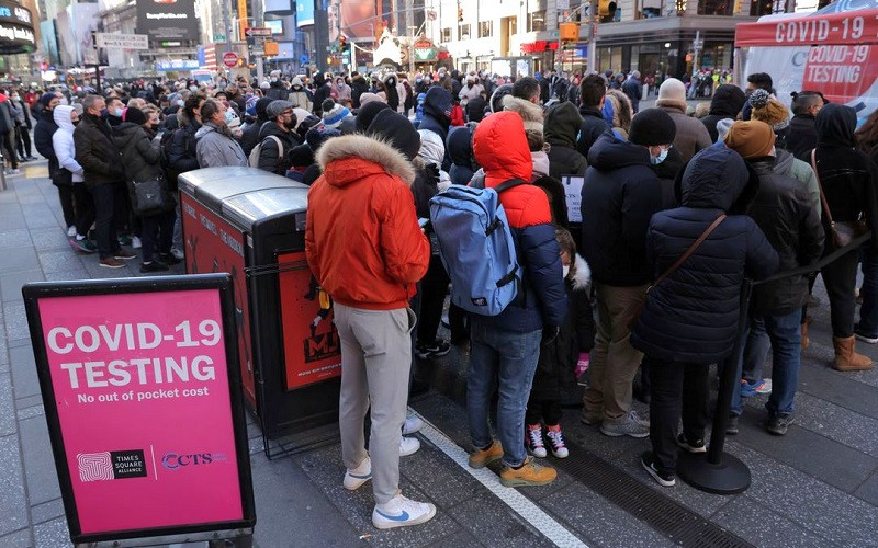 Xếp hàng chờ xét nghiệm Covid-19 ở Quảng trường Thời đại, thành phố New York, Mỹ. (Ảnh: Reuters)