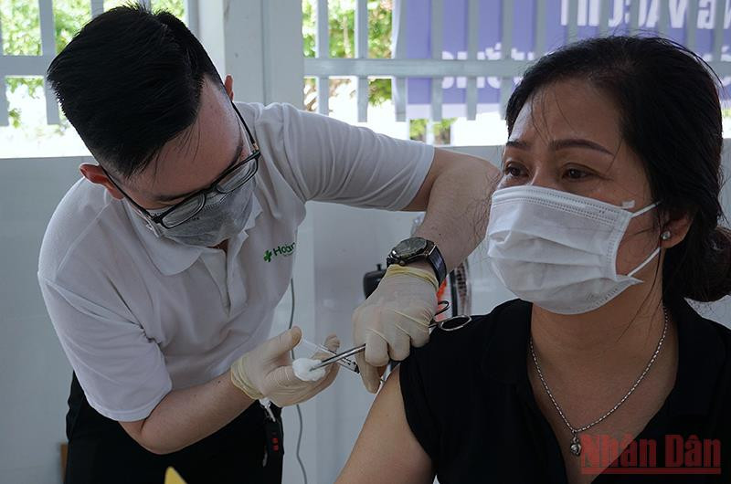 Trong ngày 15/12, Cà Mau tiêm tăng cường mũi 3 cho khoảng 70.000 người. 