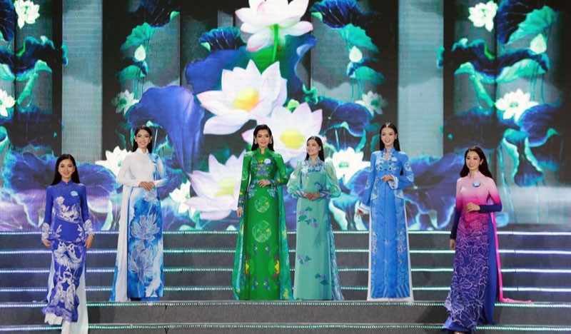 Các thí sinh trình diễn trang phục áo dài.
