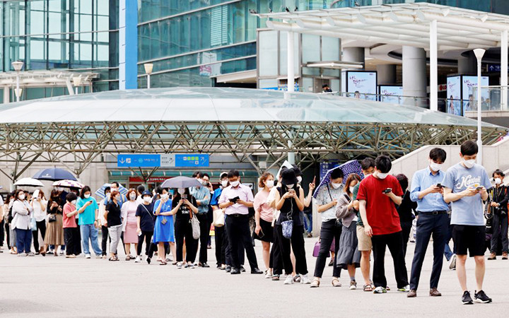 Người dân chờ xét nghiệm Covid-19 tại Seoul, Hàn Quốc. Ảnh: REUTERS