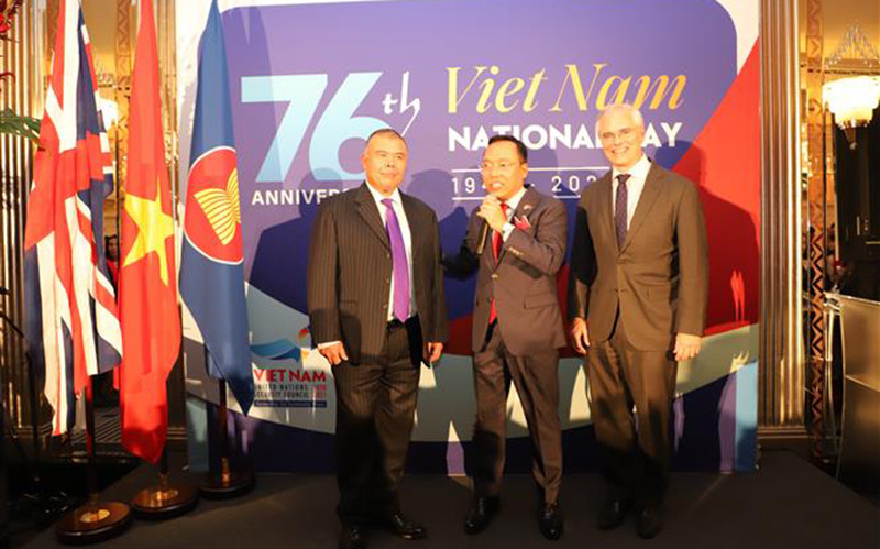 Giáo sư Jonathan Van Tam (ngoài cùng bên trái) - Phó Giám đốc y tế vùng England tại Lễ kỷ niệm 76 năm Quốc khánh nước Cộng hòa xã hội chủ nghĩa Việt Nam do Đại sứ quán Việt Nam tại Vương quốc Anh tổ chức, ngày 20/9/2021. (Ảnh: Đình Thư/TTXVN)