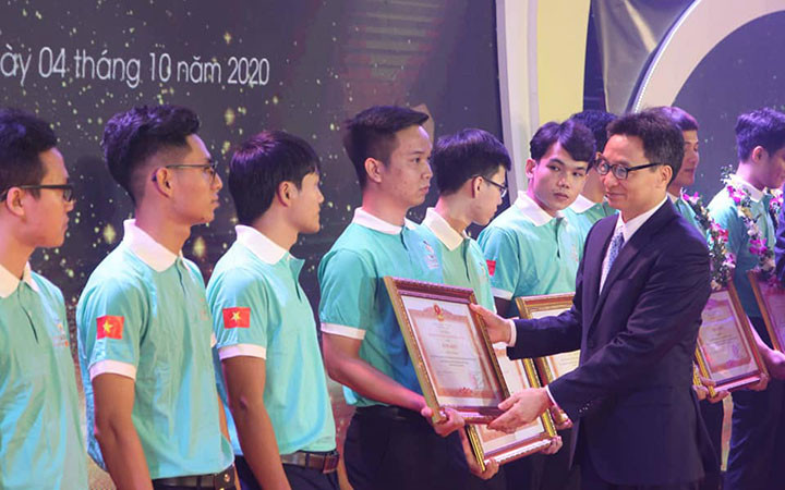 Phó Thủ tướng Vũ Đức Đam trao Bằng khen cho các thí sinh tiêu biểu về kỹ năng nghề.