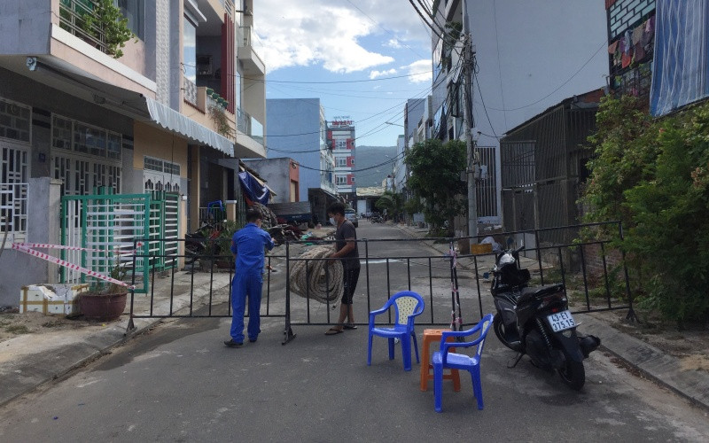 Lực lượng chức năng phong tỏa mềm các đường vào cảng cá Thọ Quang.