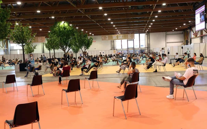 Chờ tiêm vaccine ngừa Covid-19 tại Brussels, Bỉ. (Ảnh: Getty Images)