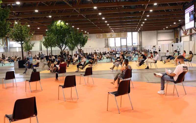 Chờ tiêm vaccine ngừa Covid-19 tại Brussels, Bỉ. (Ảnh: Getty Images)