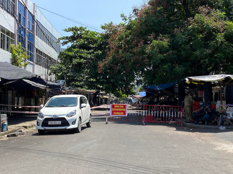 Đoạn đường Ngô Quyền vào chợ trung tâm thành phố Tuy Hòa đoạn từ Trần Hưng Đạo đến Lê Lợi đã bị phong tỏa.