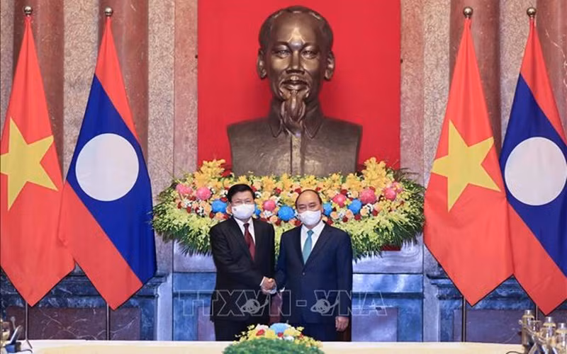 Chủ tịch nước Nguyễn Xuân Phúc hội kiến Tổng Bí thư, Chủ tịch nước Lào Thongloun Sisoulith. (Ảnh: TTXVN)