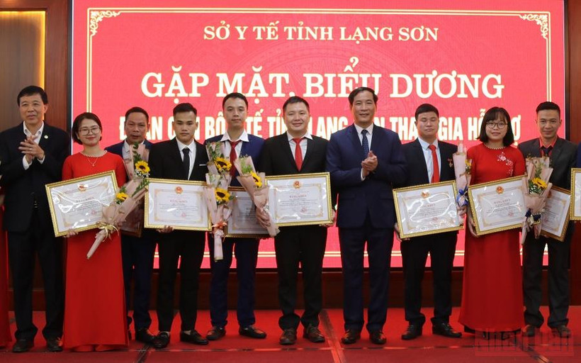 Lễ trao tặng Bằng khen của Chủ tịch UBND tỉnh Lạng Sơn cho các y, bác sĩ tham gia đoàn công tác hỗ trợ TP Hồ Chí Minh chống dịch Covid-19. (Ảnh: HÙNG TRÁNG)