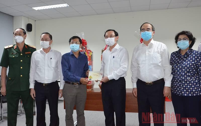 Bí thư Thành ủy TP Hồ Chí Minh Nguyễn Văn Nên tặng quà cho HCDC. (Ảnh: Nguyễn Nam)