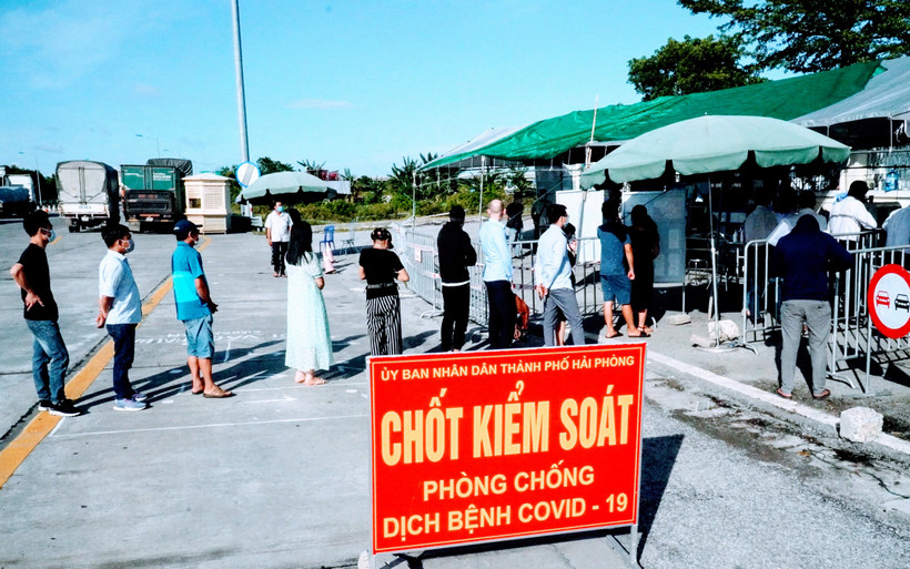 Kiểm soát người vào thành phố tại các chốt kiểm soát dịch bệnh Covid-19 cửa ngõ TP Hải Phòng.