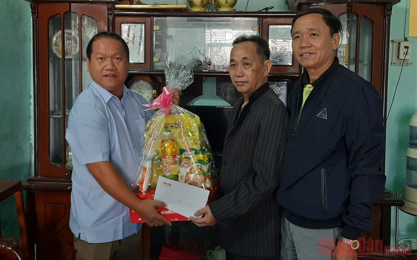 Phóng viên Báo Nhân Dân cùng đại diện Sở Lao động - Thương Binh và Xã hội tỉnh Kon Tum tặng quà Tết cho thương binh Trần Văn Thìn.