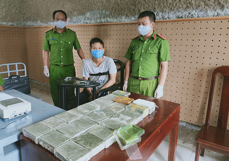 Đối tượng Mùa A Cúng cùng tang vật.