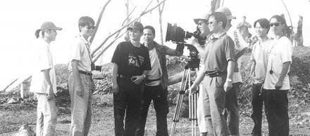 Họa sĩ Phạm Quốc Trung (người thứ ba từ phải sang) và đoàn làm phim Người đàn bà mộng du.