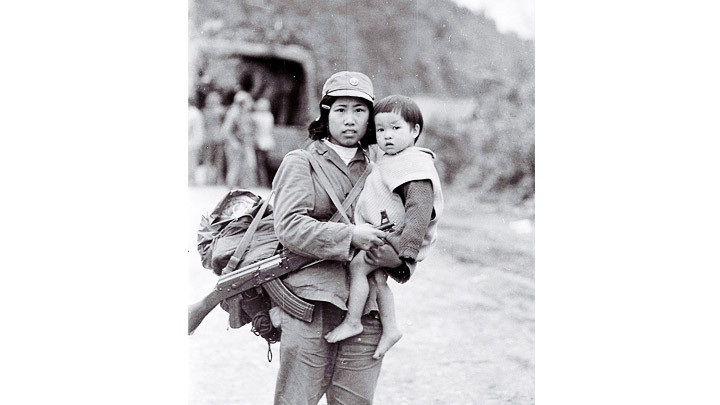 Mẹ của em! Không! Cô bộ đội trên đường ra trận cứu em bé, mẹ của em bị giặc bắn trọng thương. 