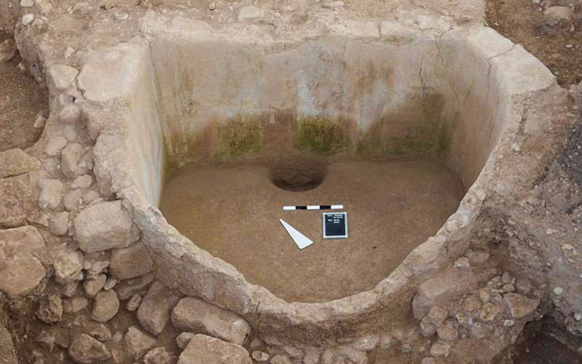 Bồn lớn bằng thạch cao phục vụ cho việc giẫm nho làm rượu.