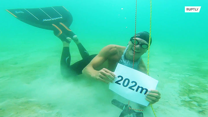 Kỷ lục nín thở khi bơi biển