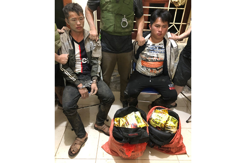 Hai đối tượng cùng tang vật khi bị bắt giữ.