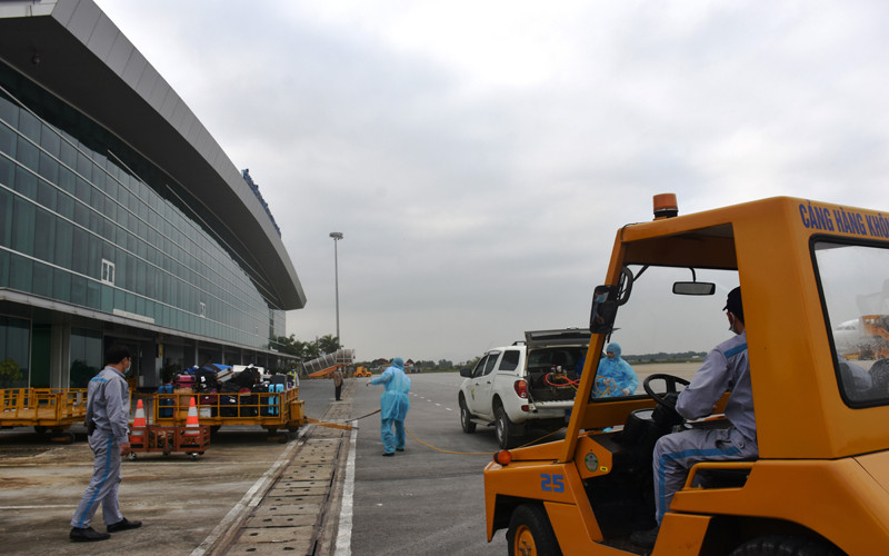 Lực lượng chức năng ở Cảng hàng không Thọ Xuân phun khử khuẩn phòng chống dịch.
