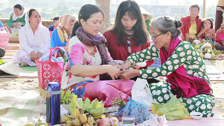 Đồng bào Chăm chuẩn bị lễ vật cúng đền theo nghi thức đạo Bàlamon.
