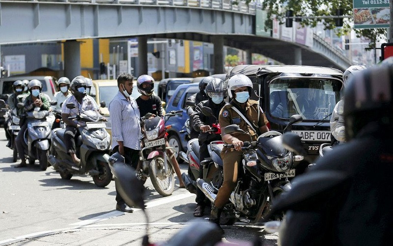 Người dân xếp hàng dài chờ đổ xăng tại Colombo, Sri Lanka. (Ảnh: Reuters)