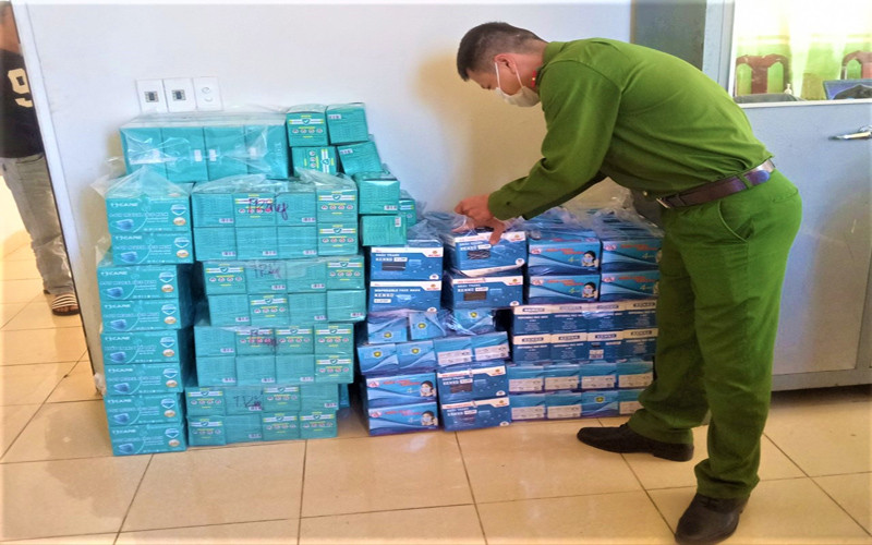 Toàn bộ số lượng khẩu trang y tế không rõ nguồn gốc, xuất xứ này đang được Công an huyện Krông Búk thu giữ để xử lý.