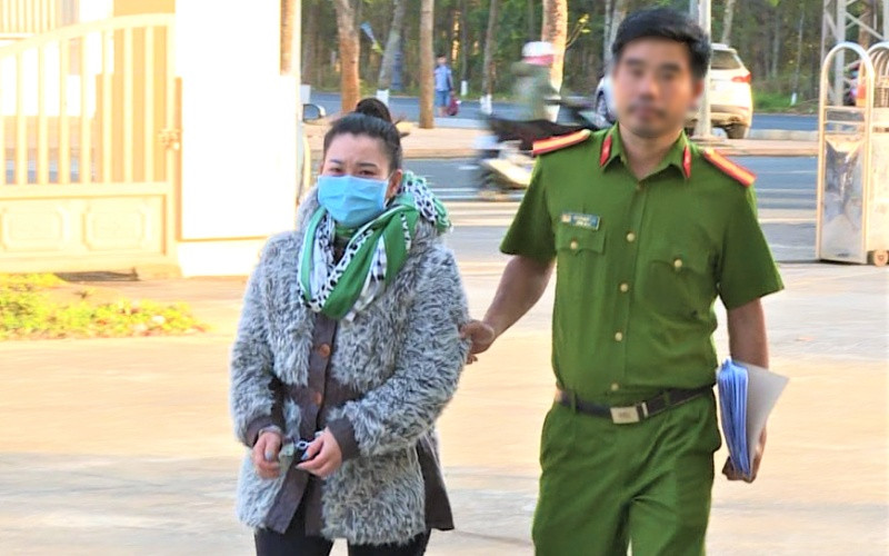 Đối tượng Nguyễn Thị Thủy bị Công an thành phố Buôn Ma Thuột bắt giữ, đưa về trụ sở để làm việc.