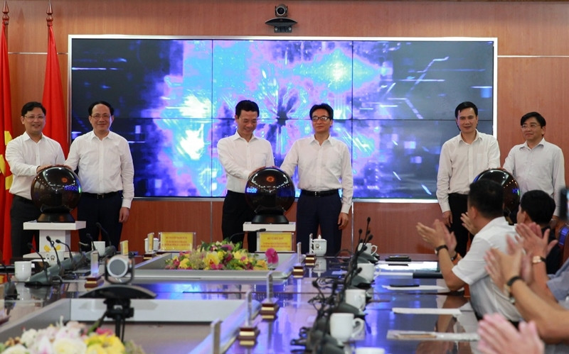 Phó Thủ tướng Vũ Đức Đam, Bộ trưởng Thông tin và Truyền thông Nguyễn Mạnh Hùng và các đại biểu nhấn nút chính thức ra mắt nền tảng mã địa chỉ bưu chính Vpostcode.